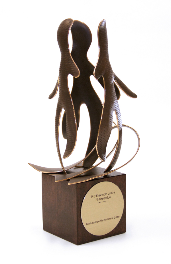Trophy symbolizing the theme Ensemble contre l’intimidation (Together Against Bullying) .
