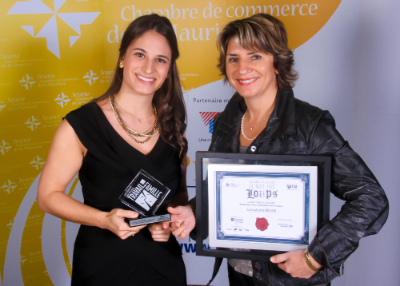 Mme Élyse Massé de l’entreprise Consultants Mesar reçoit le Prix Reconnaissance « Conciliation travail-famille » des mains de Mme Danielle Saint-Amand, députée de Trois-Rivières.