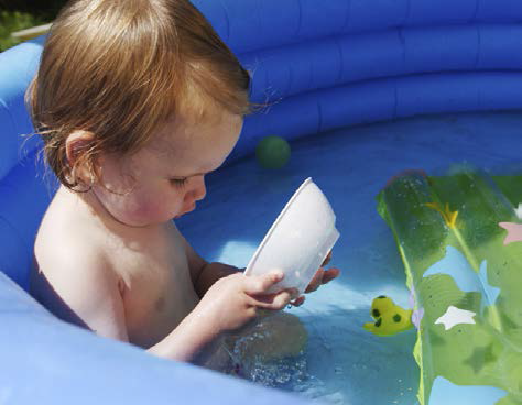 Photo d'un bébé jouant dans une piscine.