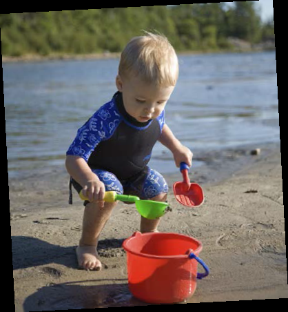 Photo d'un enfant qui joue dans le sable.