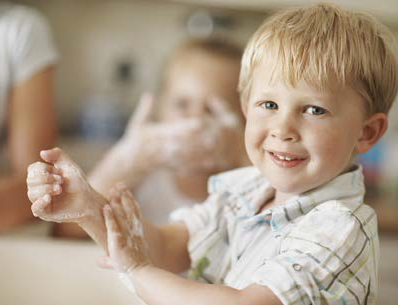 Image d'un enfant qui se lave les mains